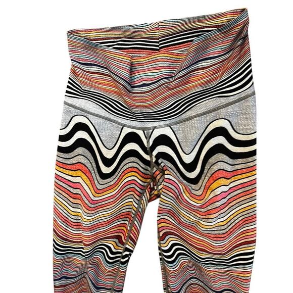 Niyama Sol Wavy psychadelic patterned capri leggings, no longer in print - Picture 2 of 5
